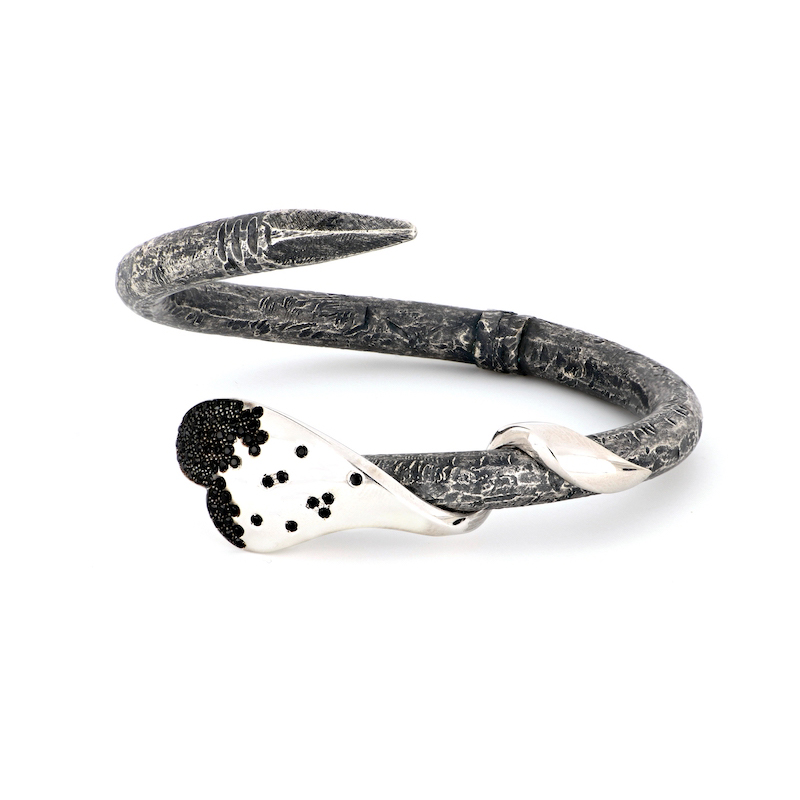 Schlangenförmiges Emaille-Armband, aufgenommen mit ALO