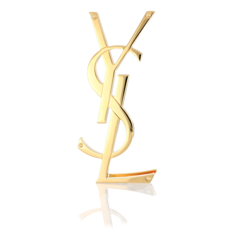 Goldene Logo-Brosche, aufgenommen mit ALO