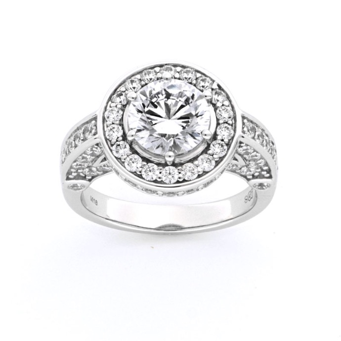 Anillo con halo de diamantes captado con ALO, vista frontal