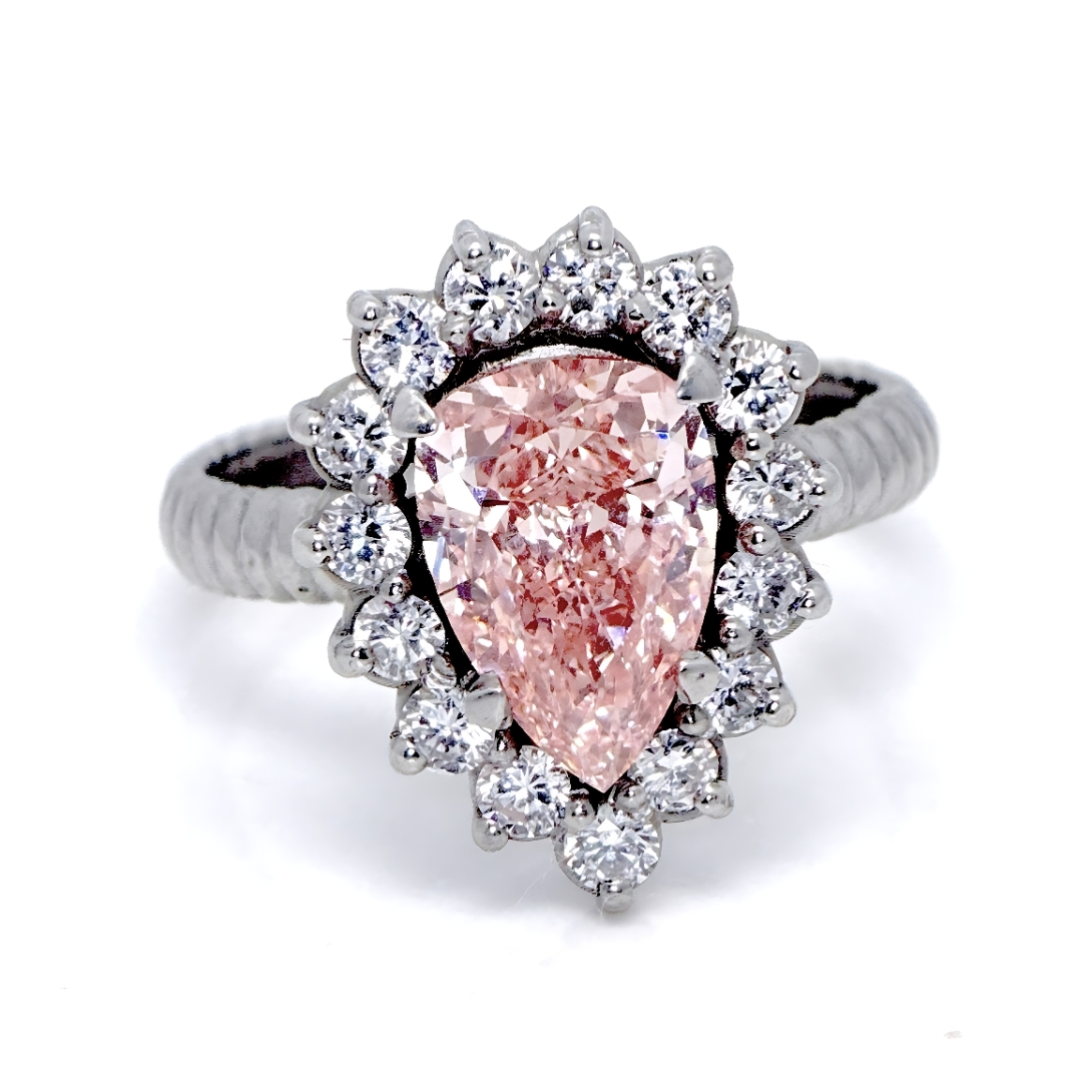 Captura original y sin editar de un anillo de diamante