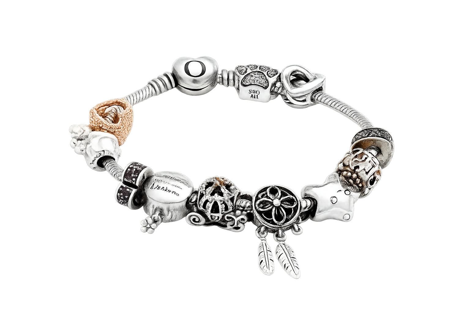 Pulsera de dijes de plata captada con un sistema ALO, mostrando el detalle del metal y el grabado